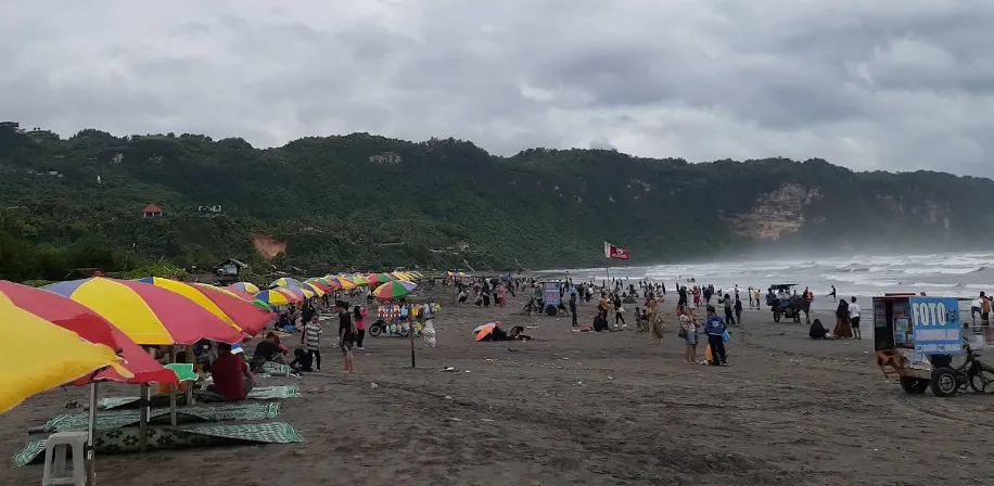Pantai Parangtritis Bantul Yogyakarta dengan ombak besar dan pasir hitam